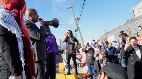 El alcalde de Newark, Ras Baraka, cuando hablaba con manifestantes afuera de Delaney Hall, un centro de detención de ICE, en Newark.