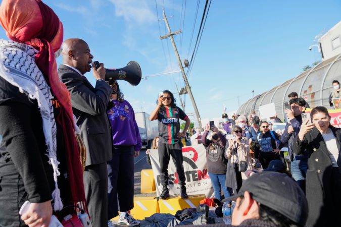 El alcalde de Newark, Ras Baraka, cuando hablaba con manifestantes afuera de Delaney Hall, un centro de detención de ICE, en Newark.