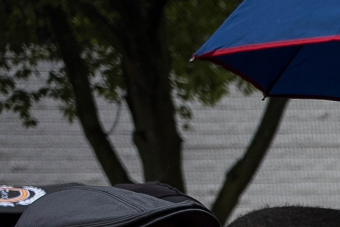 La representante LaMonica McIver, en el centro, exige la liberación del alcalde de Newark, Ras Baraka, tras su arresto mientras protestaba frente a una prisión de detención de ICE.