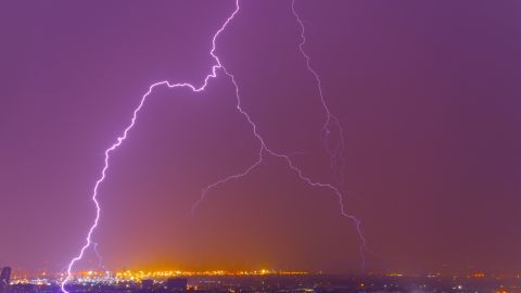 El equipo de la Universidad de Osaka logró detectar el primer fotón de rayos gamma exactamente 31 microsegundos antes de que colisionaran las corrientes eléctricas.