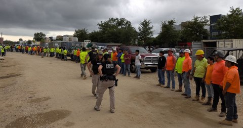 ICE arrestó a a más de 100 inmigrantes durante una redada en sitios de construcción en Florida.