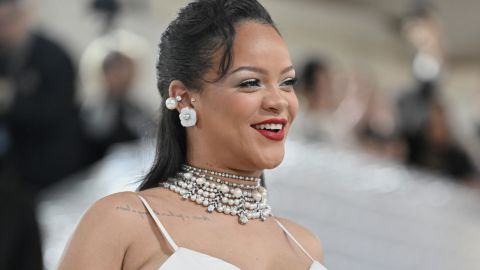 ¡Rihanna revela su tercer embarazo en la Met Gala 2025!