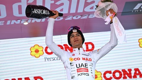 Isaac del Toro celebra su triunfo en la etapa 17.