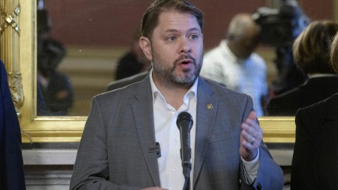 El demócrata Rubén Gallego promueve verificar los antecedentes de los inmigrantes para brindarles oportunidad de trabajar legalmente