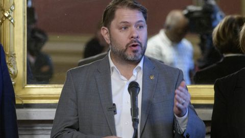 El demócrata Rubén Gallego promueve verificar los antecedentes de los inmigrantes para brindarles oportunidad de trabajar legalmente
