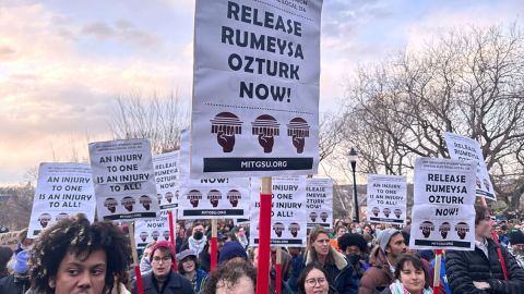 Personas exigiendo la liberación de Rümeysa Öztürk