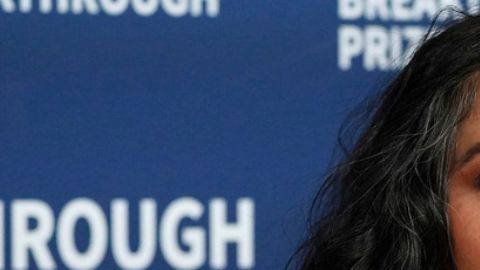 Salma Hayek llega a la 11ª ceremonia de los Breakthrough Prize el sábado 5 de abril de 2025, en Los Ángeles. (Foto de Jordan Strauss/Invision/AP)
