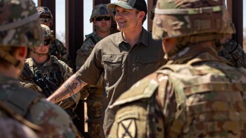 El secretario de Defensa, Pete Hegseth, visitó la zona militar restringida en la frontera sur de Nuevo México