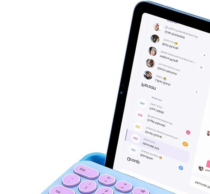 Este modelo de teclado se encuentra disponible en tres presentaciones con colores negro y amarillo; azul y púrpura; y rosado