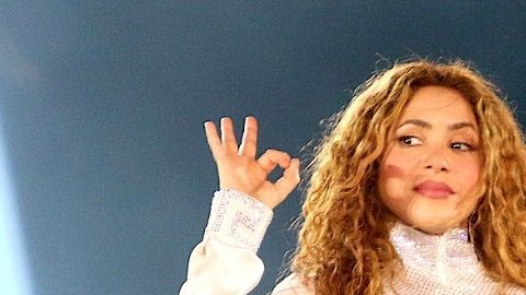 Shakira ofrece el primero de dos shows de su gira "Las Mujeres Ya No Lloran World Tour" en el Campo de Polo de Palermo, en la capital argentina, ante cerca de 50 mil asistentes. La colombiana no dejó de hacer la señal de la paz y resaltó la unión que siempre ha tenido con sus fans albicelestes: "Ustedes recuerdan mis lazos con este país", dijo refiriéndose quizá a Antonio de la Rúa, con un guiño en el ojo/Buenos Aires, 7 de marzo 2025.. Alejandro Sanz en la alfombra de la 25 edición de los Latin Grammys en el Miami Beach Convention Center/Miami, 14 de noviembre 2024.