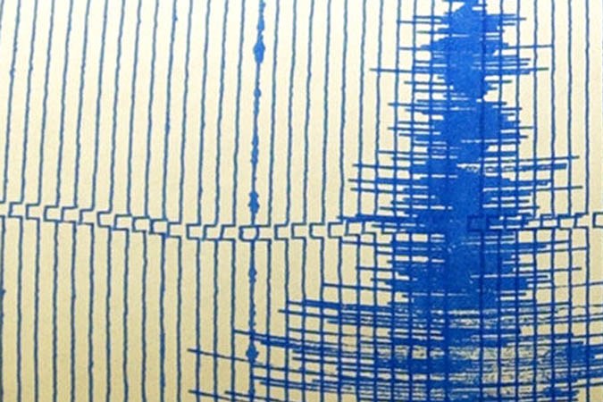 Sismógrafo revelando acumulación de tensión tectónica