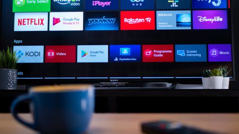 Aspectos como la antiguedad y la falta de actualizaciones pueden provocar que un TV funcione más lento de lo normal