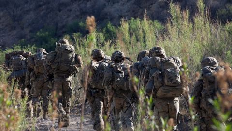Soldados asignados a la Fuerza de Tarea Conjunta-Frontera Sur, se trasladan a patrullar patrulla la frontera cerca de Tucson, Arizona.