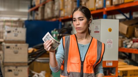Trabajadora latina funcionalmente desempleada