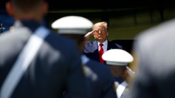 El presidente Donald Trump saluda después de hablar ante los cadetes de la clase de 2020 en una ceremonia de graduación, en West Point, Nueva York.