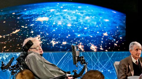 El color azul enn esta ilustración indica cómo se vería la llamada "radiación de Hawking" en un agujero negro supermasivo. Stephen Hawking afirmaba que "todo en el universo está condenado a evaporarse".