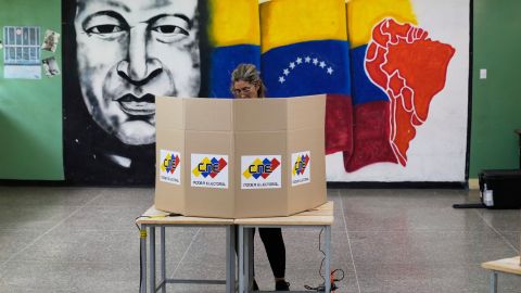 Venezuela celebró elecciones en un proceso marcado por la ausencia de la oposición mayoritaria, arrestos de dirigentes y una alta tasa de abstención.