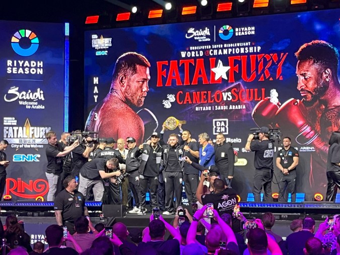 Canelo Álvarez es flanqueado por sus compatriotas mexicanos Marco Verde (izq.) y Jaime Munguía (der.). Los tres subirán al ring en Riad, Arabia Saudita en una función que se realizará de madrugada.