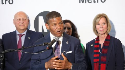 William Scott toma la tarea de mejorar la seguridad en el transporte de Metro.