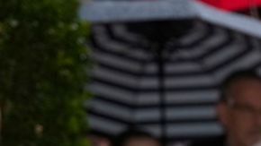 Willy Chavarría sale del Hotel The Mark antes de asistir a la gala benéfica del Instituto del Traje del Museo Metropolitano de Arte, que celebra la apertura de "Superfine: Tailoring Black Style" el lunes 5 de mayo de 2025, en Nueva York. (Foto por Charles Sykes/Invision/AP)