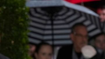 Willy Chavarría sale del Hotel The Mark antes de asistir a la gala benéfica del Instituto del Traje del Museo Metropolitano de Arte, que celebra la apertura de "Superfine: Tailoring Black Style" el lunes 5 de mayo de 2025, en Nueva York. (Foto por Charles Sykes/Invision/AP)