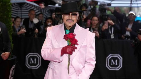 Willy Chavarría sale del Hotel The Mark antes de asistir a la gala benéfica del Instituto del Traje del Museo Metropolitano de Arte, que celebra la apertura de "Superfine: Tailoring Black Style" el lunes 5 de mayo de 2025, en Nueva York. (Foto por Charles Sykes/Invision/AP)