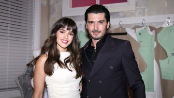 Samantha Siqueiros y Yon González en el pizarrazo de inicio de grabaciones de la nueva versión de "Velvet El Nuevo Imperio" (Telemundo), que protagonizan junto con un elenco estelar en el mundo de la moda y el estilo/Miami, 24 de febrero 2025.