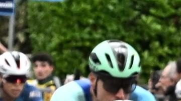Isaac del Toro luce la "maglia rosa" durante la etapa 12 del Giro de Italia.