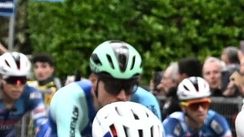Isaac del Toro luce la "maglia rosa" durante la etapa 12 del Giro de Italia.
