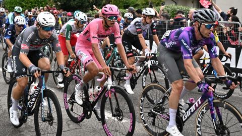 Isaac del Toro luce la "maglia rosa" durante la etapa 12 del Giro de Italia.