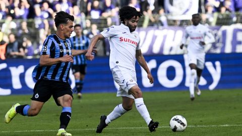 Brussels (Belgium), 04/05/2025.- Anderlecht's Cesar Saul Huerta Valera (R) in action against Brugge's Ardon Jashari during the Belgian Cup (Crocky cup) final soccer match between Club Brugge KV and RSC Anderlecht, in Brussels, Belgium, 04 May 2025. (Bélgica, Bruselas) EFE/EPA/Frederic Sierakowski