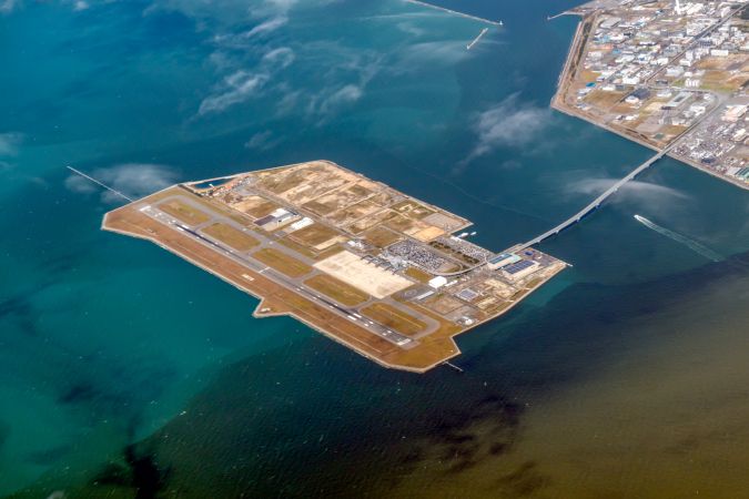 El Aeropuerto Internacional de Kansai está construido sobre una isla artificial en la bahía de Osaka.