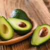 Cuando un aguacate ya está maduro, su pulpa empieza a reaccionar con el oxígeno, por lo que el truco consiste en crear una barrera protectora.