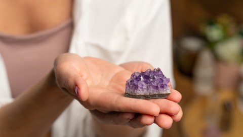 La amatista resalta por su hermoso color morado.