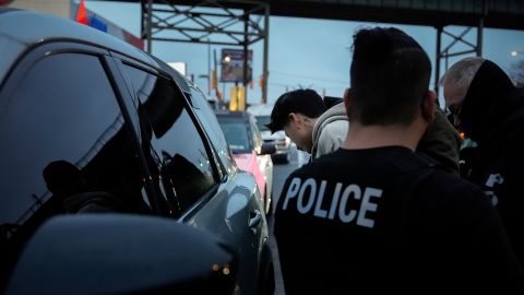 ICE se vincula con autoridades locales y estatales para cumplir con los arrestos masivos de inmigrantes requeridos por Trump.