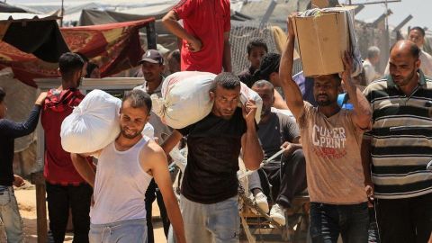 Decenas de heridos por disparos de Israel cuando multitudes abarrotaban un centro de ayuda humanitaria en Gaza, dice la ONU