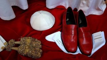 Por qué los Papas usan zapatos rojos y otras curiosidades sobre el máximo líder de la Iglesia católica