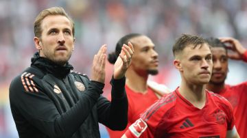 Leipzig (Germany), 03/05/2025.- Munich's Harry Kane (L) cheers supporters after the German Bundesliga soccer match between RB Leipzig and Bayern Munich in Leipzig, Germany, 03 May 2025. (Alemania) EFE/EPA/Filip Singer ATTENTION: The DFL regulations prohibit any use of photographs as image sequences and/or quasi-video.