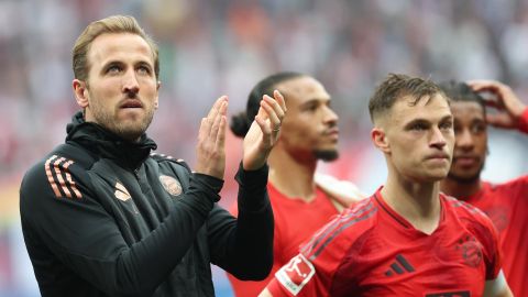 Leipzig (Germany), 03/05/2025.- Munich's Harry Kane (L) cheers supporters after the German Bundesliga soccer match between RB Leipzig and Bayern Munich in Leipzig, Germany, 03 May 2025. (Alemania) EFE/EPA/Filip Singer ATTENTION: The DFL regulations prohibit any use of photographs as image sequences and/or quasi-video.