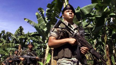 Soldados colombianos patrullando una plantación de bananas en el año 2000.