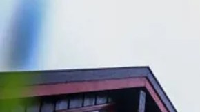 Johan Helberg en la puerta de su casa con el barco detrás.