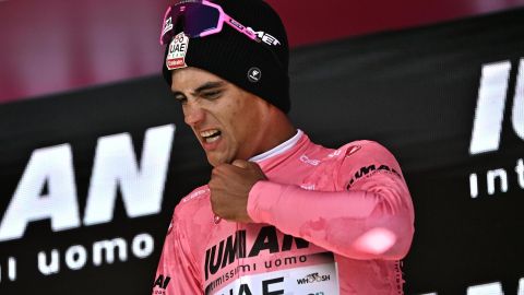 El mexicano Isaac del Toro se las arregló para mantener la maglia rosa, aunque su ventaja se redujo bastante.