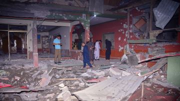 Residentes examinan un edificio dañado por un presunto ataque con misiles indios cerca de Muzaffarabad, la capital de Cachemira controlada por Pakistán.