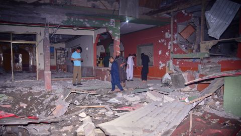 Residentes examinan un edificio dañado por un presunto ataque con misiles indios cerca de Muzaffarabad, la capital de Cachemira controlada por Pakistán.