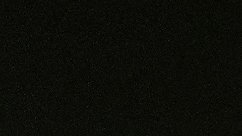 La fiscal general Pam Bondi sostiene un frasco de fentanilo durante el anuncio de la confiscación.