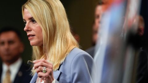 La fiscal general Pam Bondi sostiene un frasco de fentanilo durante el anuncio de la confiscación.