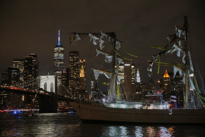 El buque escuela Cuauhtémoc de México muestra daños en sus mástiles tras intentar cruzar el puente de Brooklyn en Nueva York.