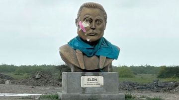 Una estatua del fundador de SpaceX, Elon Musk, en Boca Chica Village, Texas, que se convertiría en Starbase.