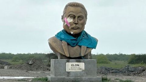 Una estatua del fundador de SpaceX, Elon Musk, en Boca Chica Village, Texas, que se convertiría en Starbase.