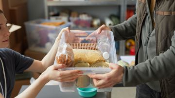 Trump plantea sustituir la ayuda alimentaria de los ancianos por “cajas de comida MAHA”